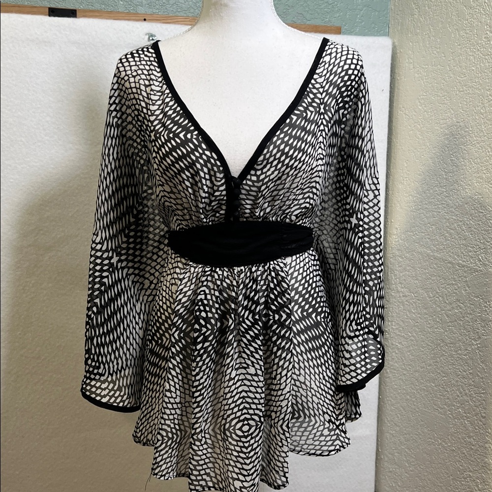 PANITI
Black and White Geometric Blouse